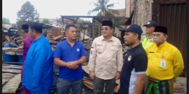 Tinjau Lokasi Kebakaran Pelabuhan Ampera, Anwar Sadat Berikan Bantuan