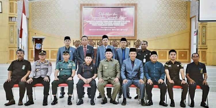 Hadiri Pelantikan 65 Anggota PPK Se-Tanjabbar, Ketua DPRD Harap Pemilu Sukses