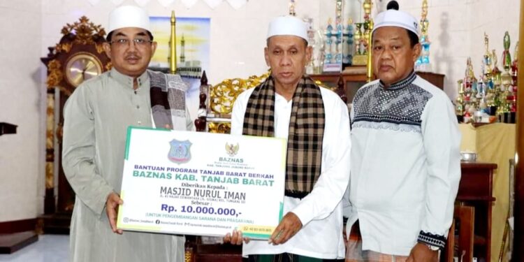 Safari Subuh di Masjid Nurul Iman, Anwar Sadat Salurkan Bantua