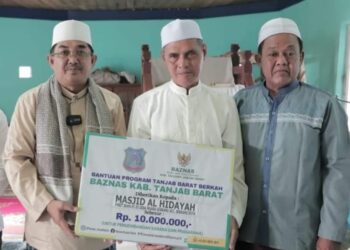 Laksanakan Safari Jumat di Masjid Al-Hidayah Seko, Anwar Sadat Serahkan Bantuan