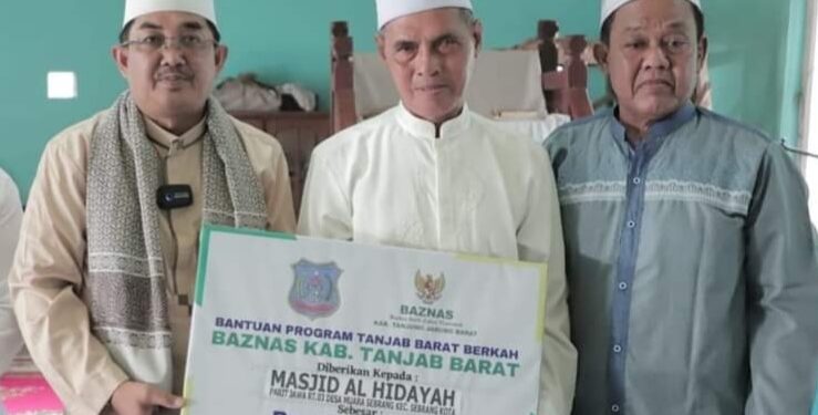 Laksanakan Safari Jumat di Masjid Al-Hidayah Seko, Anwar Sadat Serahkan Bantuan