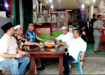 Bupati Tanjabtim Bersama Wabup Tanjabbar Ngopi Santai di Warkop H. Ismail