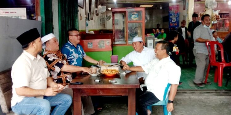 Bupati Tanjabtim Bersama Wabup Tanjabbar Ngopi Santai di Warkop H. Ismail 