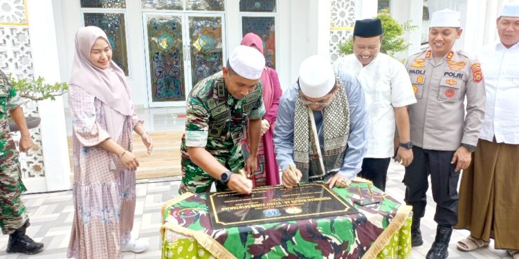 Bersama Dandim 0419/Tanjab, Anwar Sadat Resmikan Masjid As-Syarif