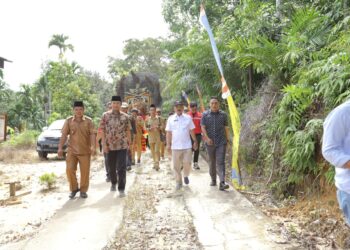 Kunker Ke Mandiangin Timur, Edi Purwanto Tinjau Pengerasan Jalan Dan Tampung Aspirasi Guru Di SMA 11 Sarolangun