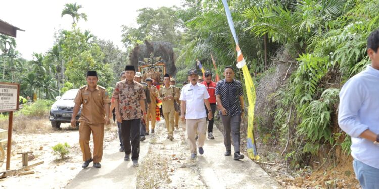 Kunker Ke Mandiangin Timur, Edi Purwanto Tinjau Pengerasan Jalan Dan Tampung Aspirasi Guru Di SMA 11 Sarolangun