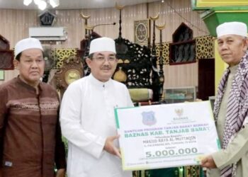 Hadiri Isra Mikraj di Masjid Raya Al-Muttaqin, Anwar Sadat Salurkan Bantuan Baznas