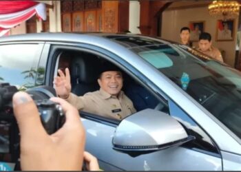 Gubernur Jambi Test Drive Mobil Listrik