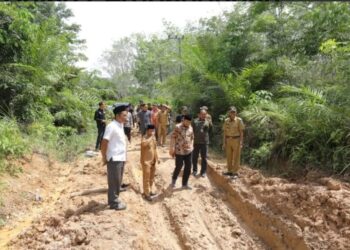 Kunker ke Sarolangun, Ketua DPRD Edi Purwanto Tinjau Pembangunan Jalan Provinsi