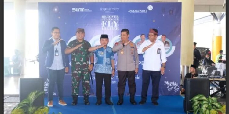 Gubernur AL Haris, Bersama Kapolda dan Danrem Sambut Penumpang Pesawat Pertama Tiba di Jambi
