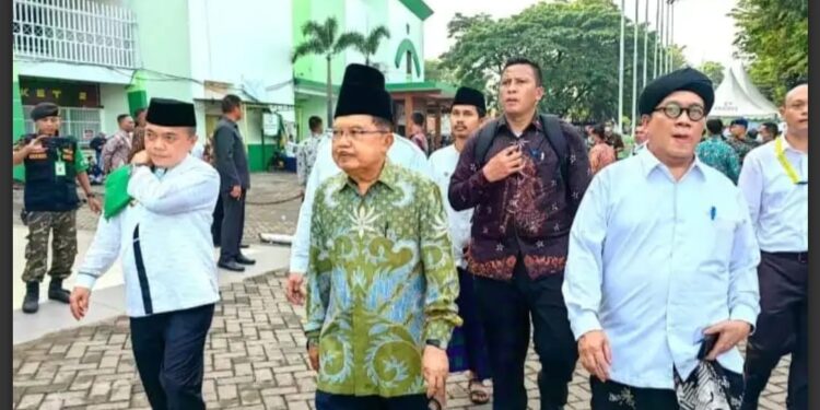 Gagah! Gubernur Al Haris Jalan Kaki Hadiri Puncak Satu Abad Nahdatul Ulama