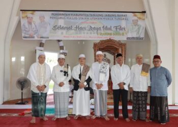 Bersama Hairan, Anwar Sadat Sholat Id di Masjid Syeikh Utsman Kualatungkal