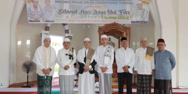 Bersama Hairan, Anwar Sadat Sholat Id di Masjid Syeikh Utsman Kualatungkal