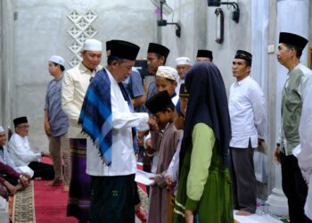 Safari Ke Desa Tanjung Pasir, Wagub Sani Salurkan Bantuan