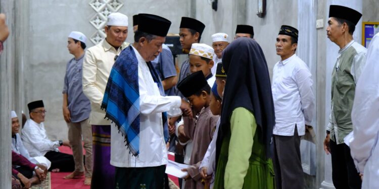 Safari Ke Desa Tanjung Pasir, Wagub Sani Salurkan Bantuan