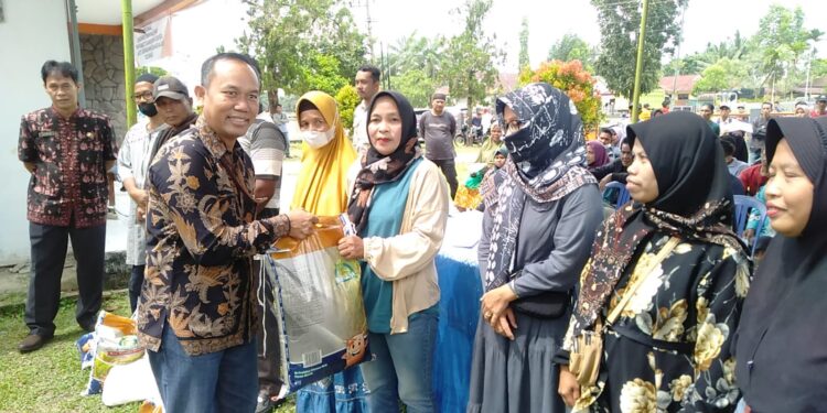 Sambut Lebaran Gubernur Al Haris Bagikan 600 Paket Sembako