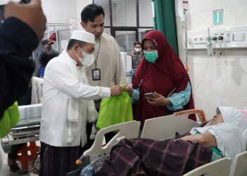 Sambut Idul Fitri, Gubernur Al Haris Kunjungi Nakes dan Pasien di RSUD Raden Mattaher