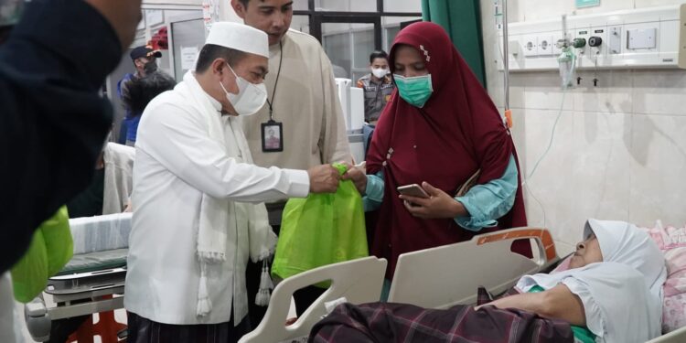 Sambut Idul Fitri, Gubernur Al Haris Kunjungi Nakes dan Pasien di RSUD Raden Mattaher