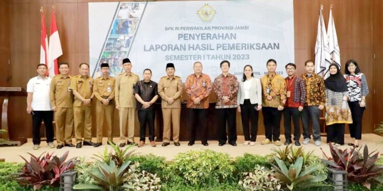 Bersama Bupati, Ketua DPRD Terima Penghargaan Opini WTP dari BPK Perwakilan Jambi 
