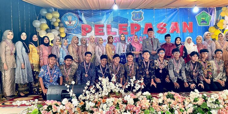 Hairan Hadiri Pelepasan 217 Siswa Siswi Kelas IX SMP Negeri 2 Kualatungkal