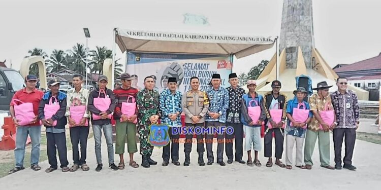 Anwar Sadat Hadiri Peringatan Hari Buruh International di Alun-alun Kota Kualatungkal 