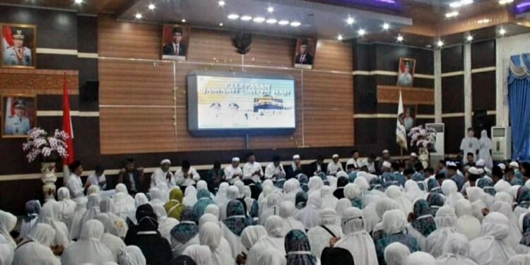 Anwar Sadat  Lepas 395 Calon Jemaah Haji Tanjabbar