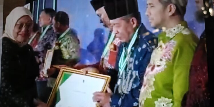 Wakili Gubernur Jambi, Wagub Sani Terima Penghargaan Pembina K3