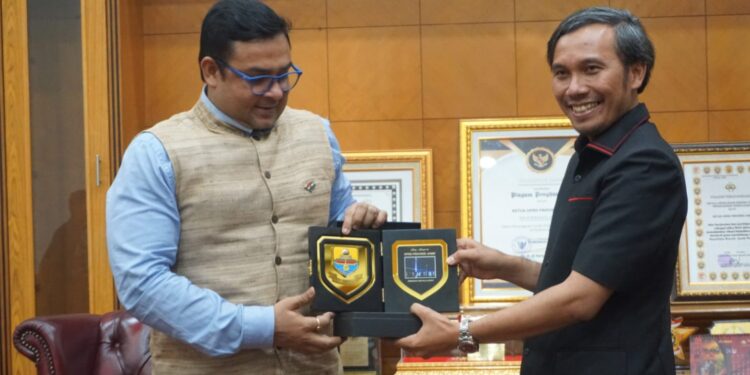 Edi Purwanto bersama Konsultan India Bahas Harga Pinang Jambi Yang Anjlok