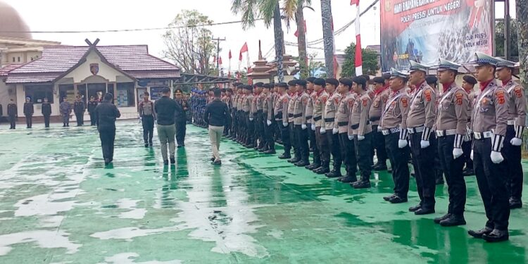 Peringati Hari Bhayakara Ke-77, Polres Tanjab Barat Gelar Upacara dan Potong Tumpeng 