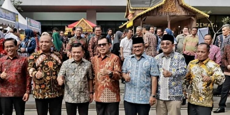Anwar Sadat Hadiri Pameran Satu Hari Bersama Jambi di Anjungan Mall Sarinah