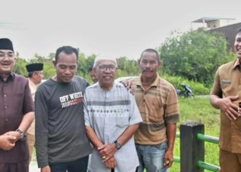 Bupati Didampingi Kadis PUPR Tinjau Pekerjaan Normalisasi Anak Parit Sungai di Parit Lapis