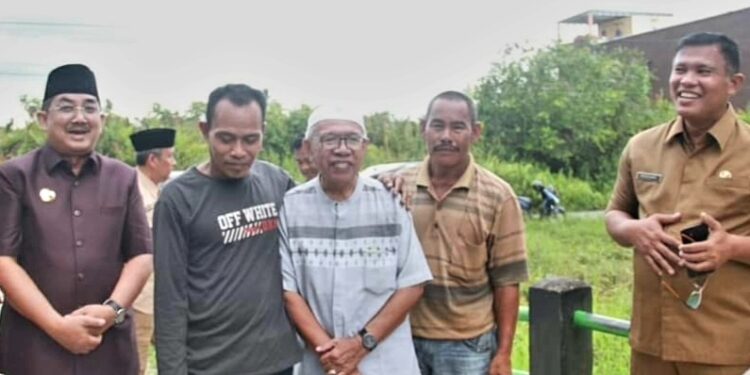 Bupati Didampingi Kadis PUPR Tinjau Pekerjaan Normalisasi Anak Parit Sungai di Parit Lapis