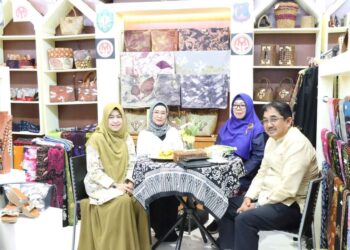 Didampingi Istri, Anwar Sadat Kunjungi Stand Dekranasda Pada Pameran Kriyanusa 2023