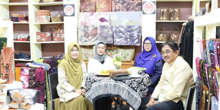 Didampingi Istri, Anwar Sadat Kunjungi Stand Dekranasda Pada Pameran Kriyanusa 2023
