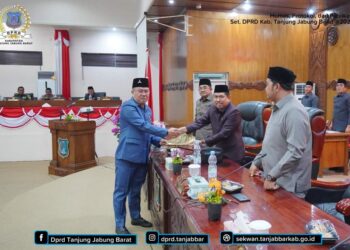 Ketua DPRD Pimpin Paripurna Ke-4 Penandatanganan Keputusan Besama Tentang Raperda