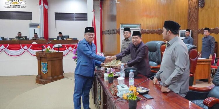 Ketua DPRD Pimpin Paripurna Ke-4 Penandatanganan Keputusan Besama Tentang Raperda