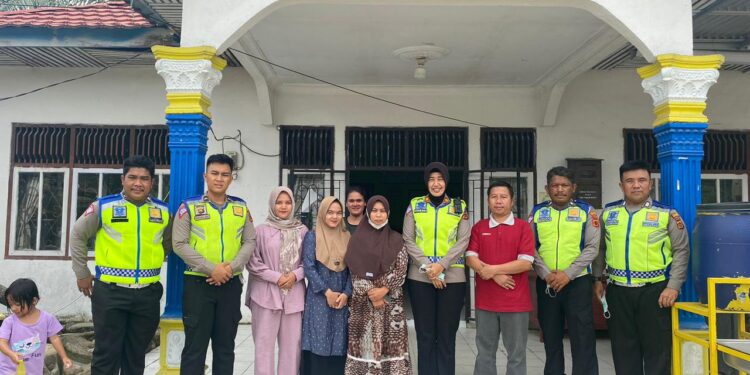 Satlantas Polres Tanjab Barat Cek Jalan Rawan Laka dan Sosis Tertib Lalin Ke Masyarakat 