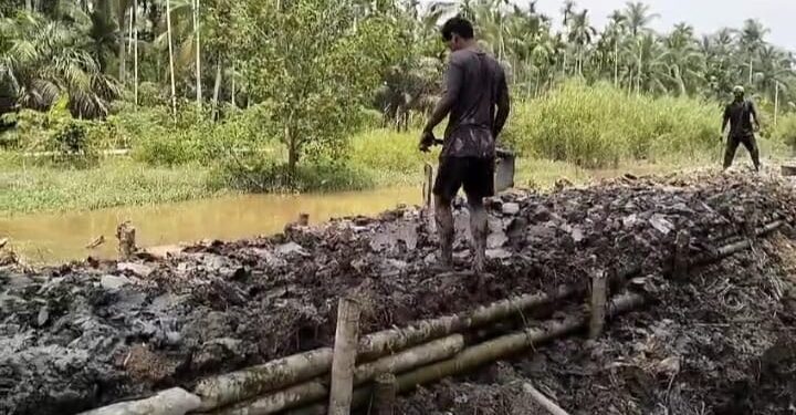 Telan Ratusan Juta, Proyek Tanggul Hanya Diperbaiki Asal-asalan