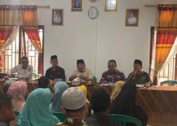 Serahkan Bansos Lansia Kuala Betara, Bupati Kabarkan Fasilitas Hemodialisa dan CT-Scan di RSUD
