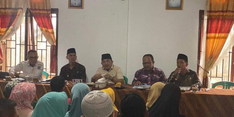 Serahkan Bansos Lansia Kuala Betara, Bupati Kabarkan Fasilitas Hemodialisa dan CT-Scan di RSUD