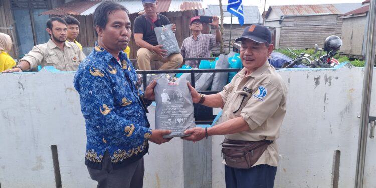 Peduli Korban Kebakaran di Kampung Nelayan, UT Serahkan Bantuan Sembako