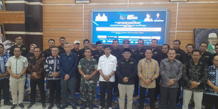 Resmi Dikukuhkan, Bupati Tanjabbar Berharap SMSI Jadi Mitra Strategis Pemda