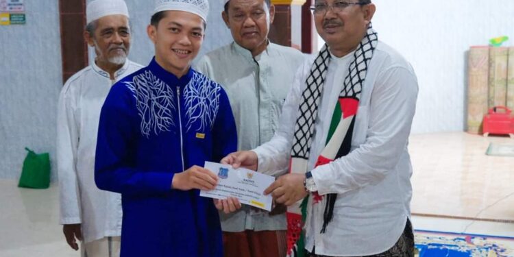 Safari Subuh di Masjid Nurul Yaqin Desa Lumahan, Bupati Bagi Paket Sembako 