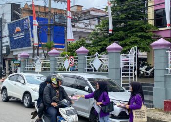 Mahasiswa Jambi Bersama 899 Kampus Se-indonesia Gelar  Aksi Serentak Bagikan Poster dan Selebaran Terkait Politik Dinasti dan Pelanggar HAM Di Indonesia