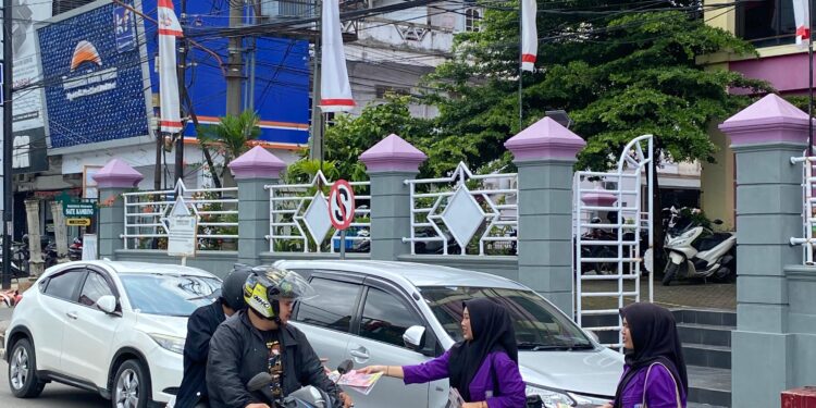 Mahasiswa Jambi Bersama 899 Kampus Se-indonesia Gelar  Aksi Serentak Bagikan Poster dan Selebaran Terkait Politik Dinasti dan Pelanggar HAM Di Indonesia