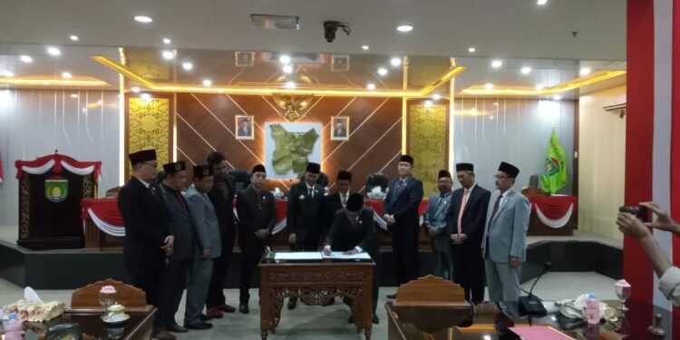 Pj Wali kota Bersama DPRD Prabumulih Tandatangani Pengesahan RAPBD 2024