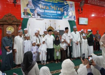 Hadiri Isra’ Mi’raj Di Masjid Cheng Hoo, Gubernur Al Haris Beri Bantuan Kepada Anak Yatim dan Kaum Dhuafa