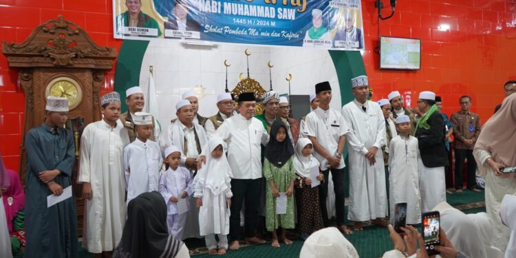 Hadiri Isra’ Mi’raj Di Masjid Cheng Hoo, Gubernur Al Haris Beri Bantuan Kepada Anak Yatim dan Kaum Dhuafa
