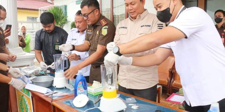 Hairan Hadiri Pemusnahan BB Tindak Pidana Umum di Kejari Kualatungkal