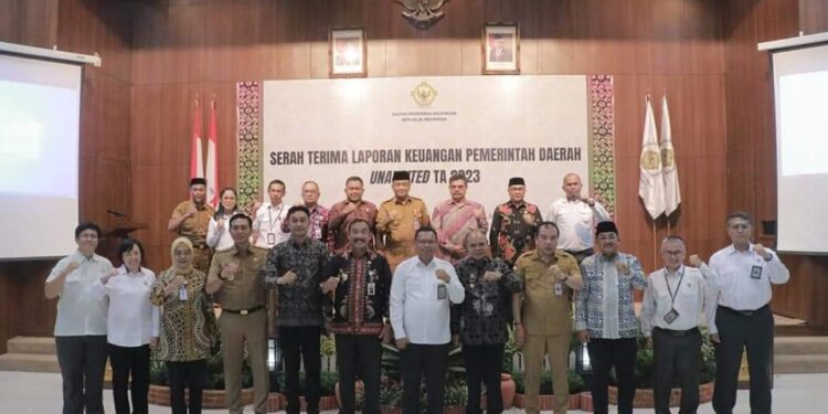 Anwar Sadat Serahkan LKPD Unaudited TA 2023 Ke BPK RI Perwakilan Provinsi Jambi